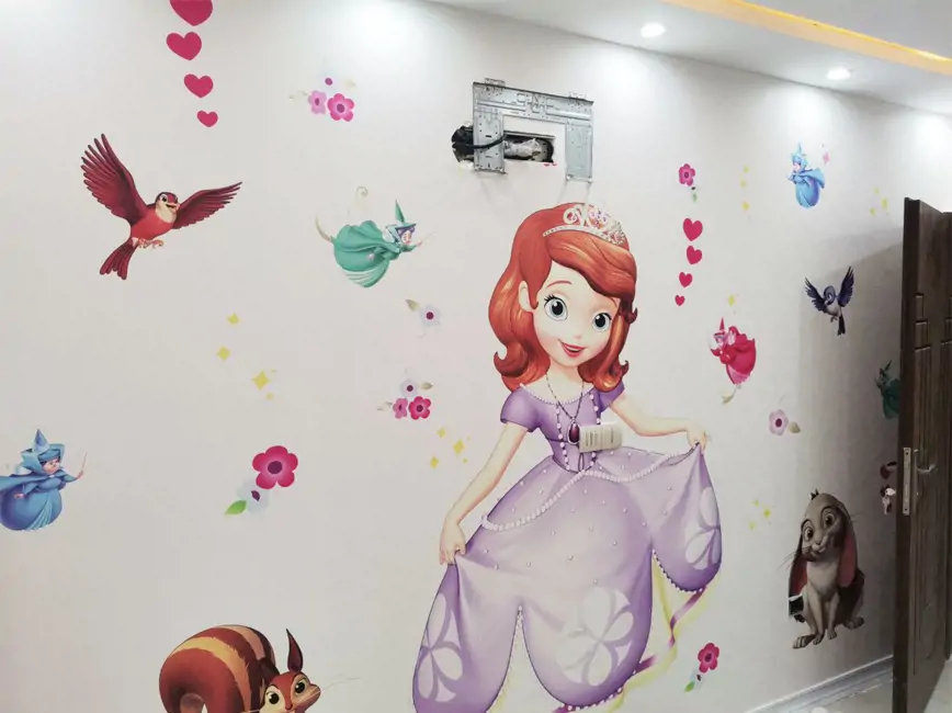 پوستر دیواری اتاق دختر بچه در کنار حیوانات