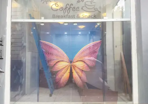 اجرای طرح پروانه برای درب کافه