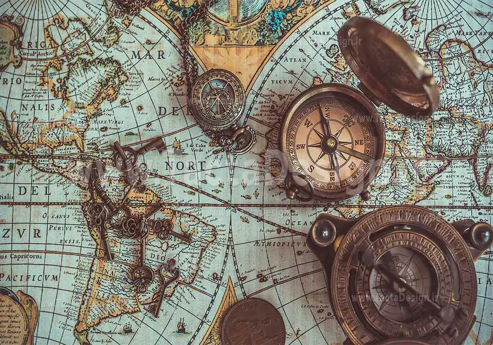 ساعت جیبی و چند کلید بر روی نقشه دریایی جهان
