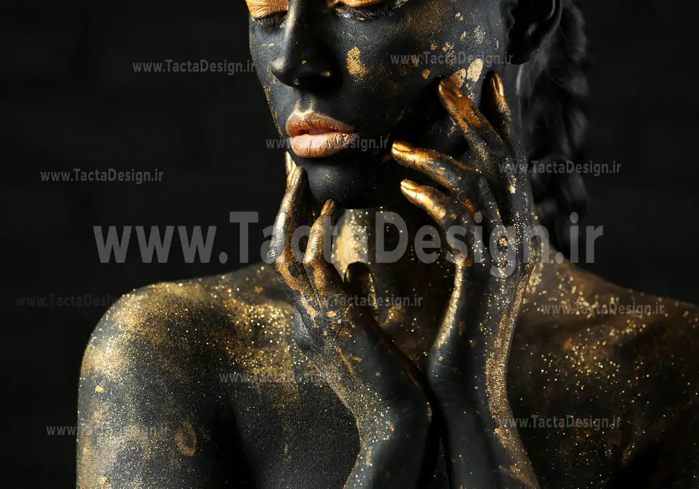 یک زن سیاه پوست با لکه های طلایی