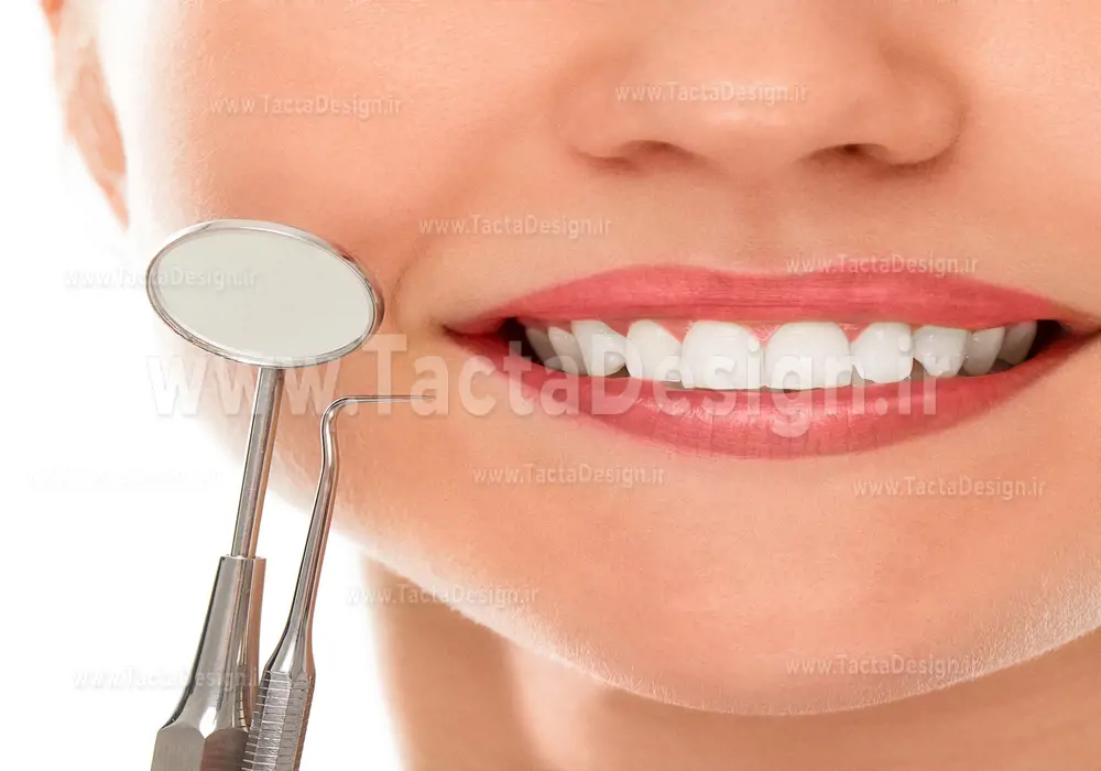 نیم رخ یک خانوم در حال لبخند در کنار لوازم دنداپزشکی