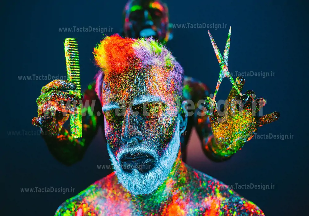 مرد با لکه های رنگارنگ بر روی صورت درون آرایشگاه